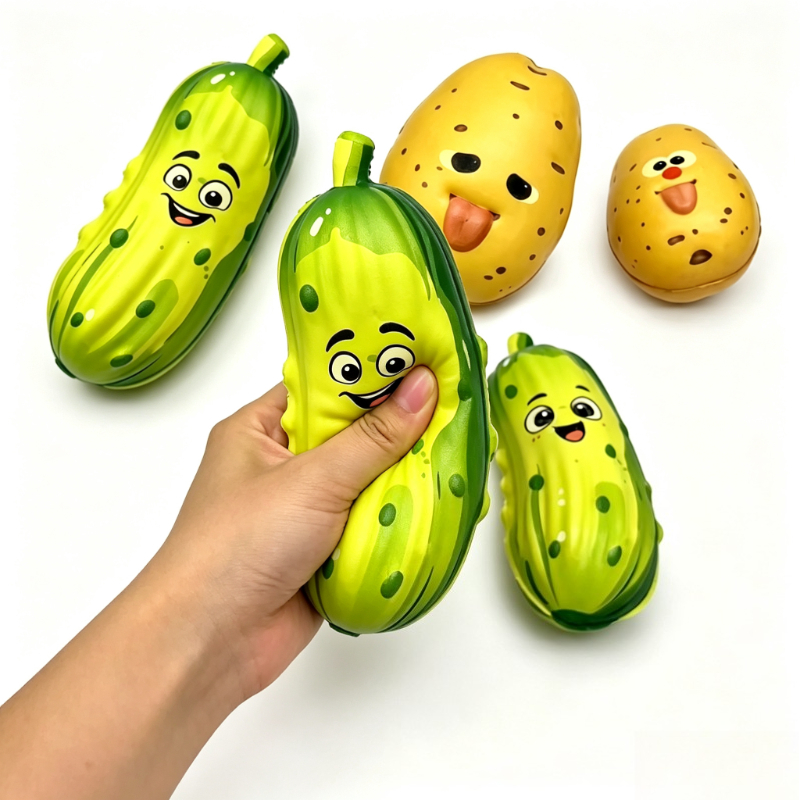 Novelty Gifts - かわいい、リアルなポテトとイチゴの形をした、ゆっくりと膨らむスクイーズおもちゃ。キュウリの形も。ストレス解消に最適な、PUフォーム製の指先で遊べるおもちゃ。プレゼントにも。
