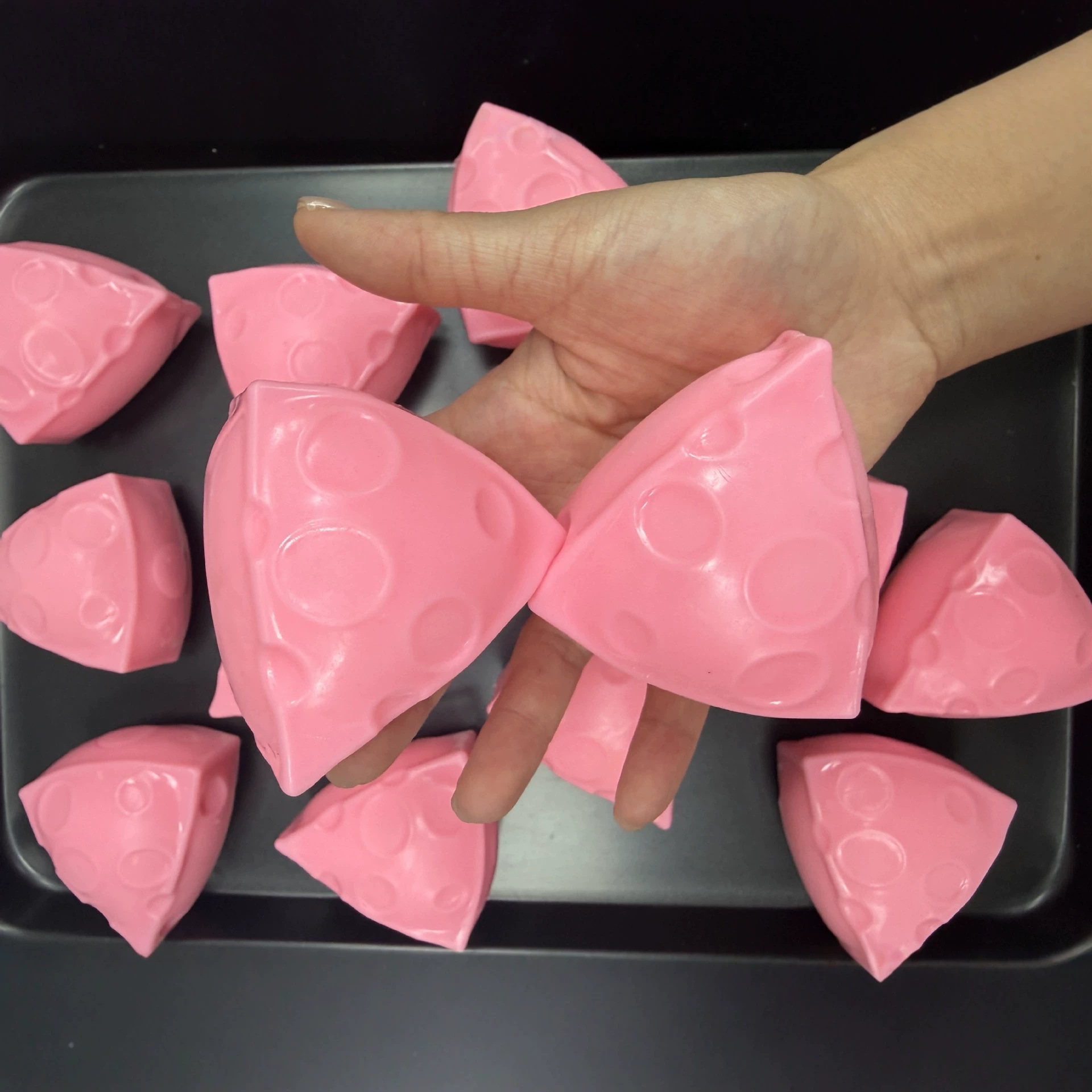 手作りのクランチチーズ型、形を変えられるスクイッシー・ピンチ - Novelty Gifts のレビューと価格