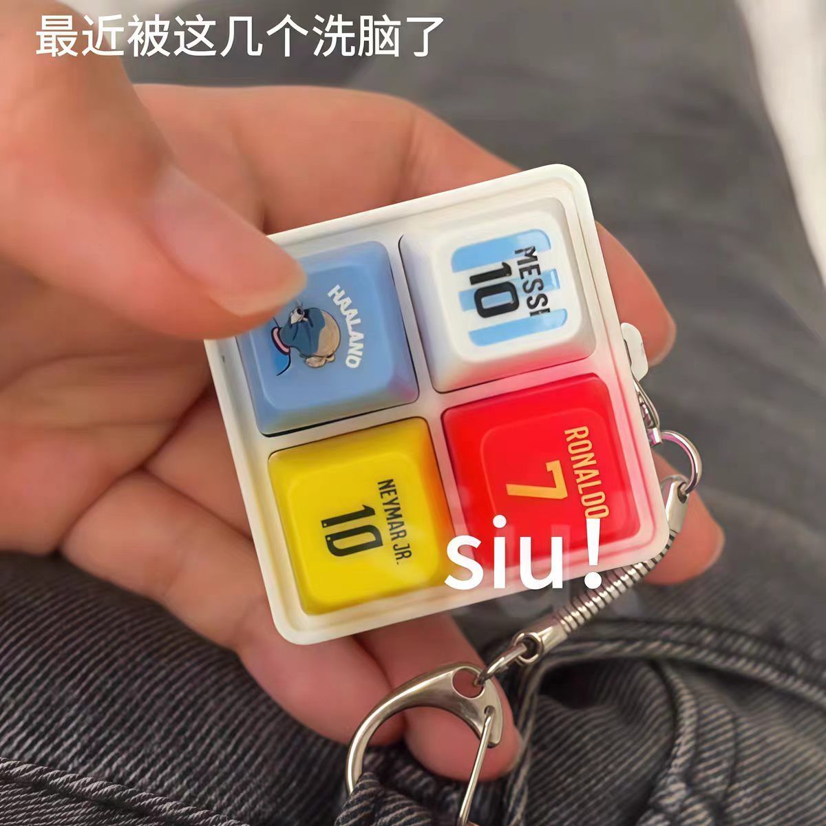ハーランドをテーマにしたサッカーキーホルダー。音と光るボタン - Prank Toys のレビューと価格